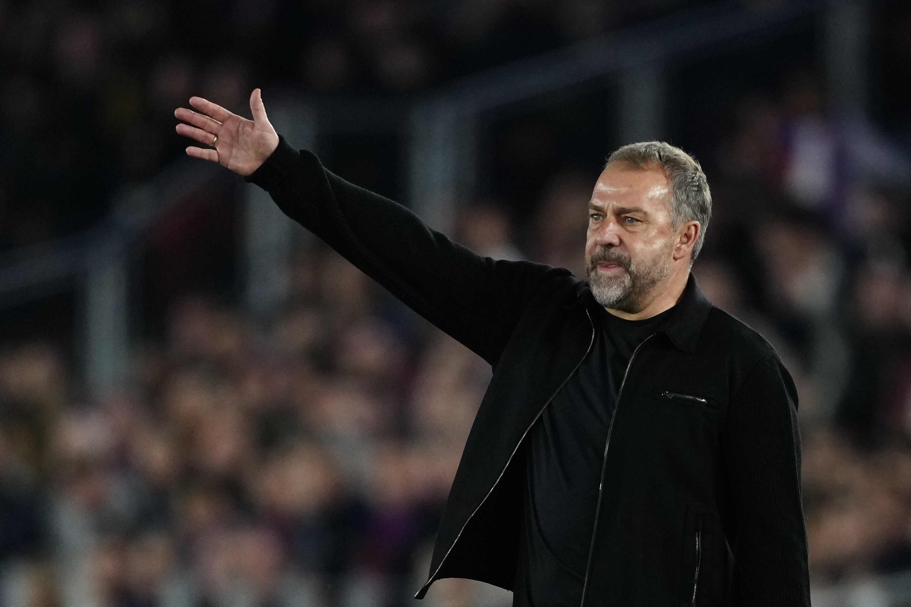 赛事官网入口-43场已使用19种不同后防组合，巴萨零封15场但也连续10场丢球